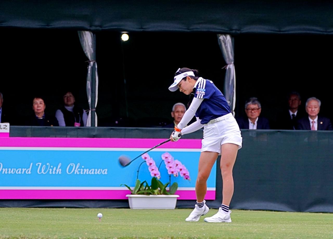 画像 : 7番目の画像 - 女子ツアー開幕の第1打を放つ吉﨑マーナのドライバーショット【連続写真】 - みんなのゴルフダイジェスト