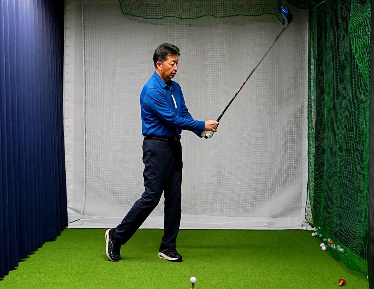 画像: 体の前で早くクラブを立てる