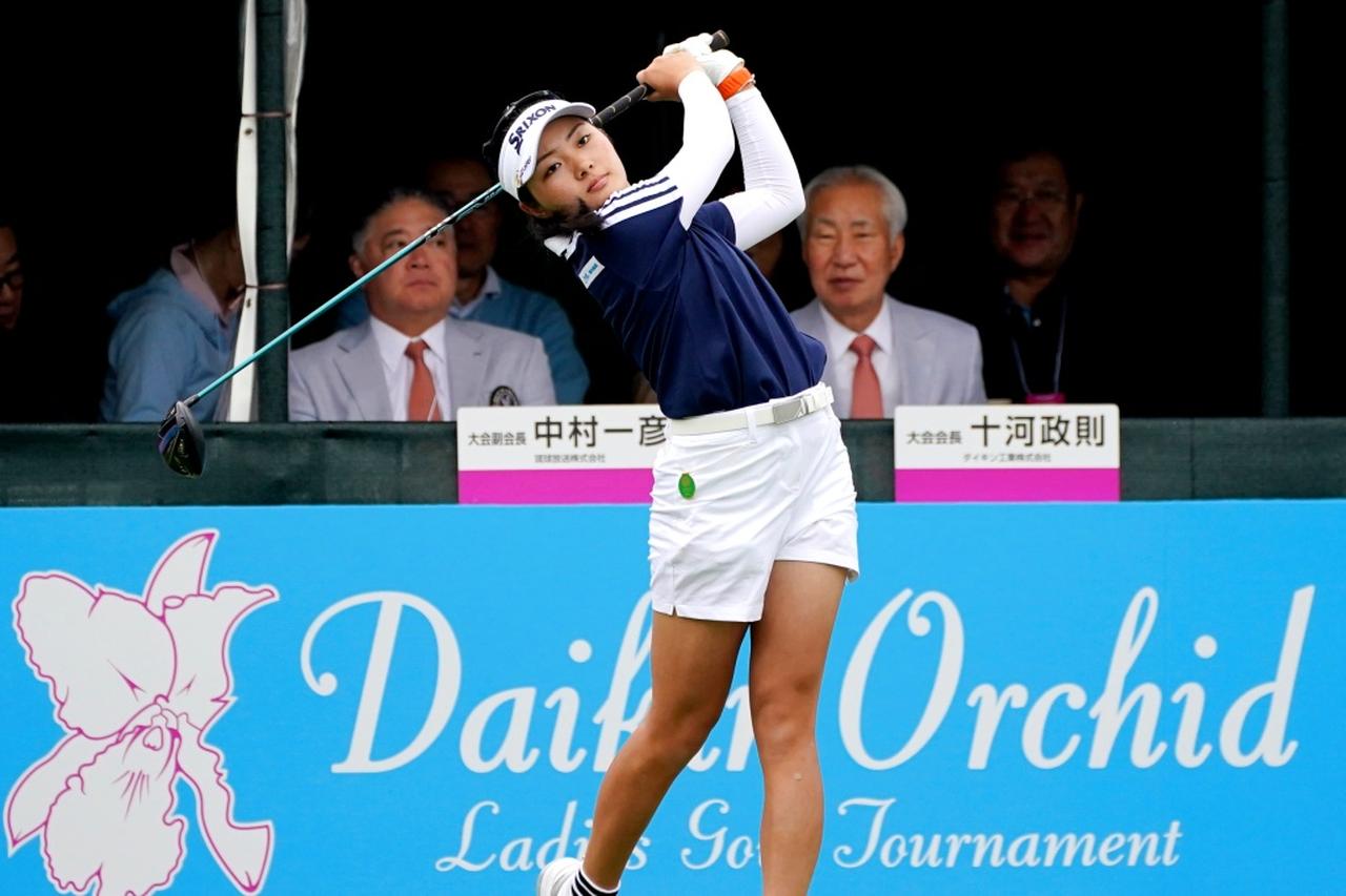 画像: 26 年女子ツアーはダイキンオーキッドレディスで開幕。地元沖縄の吉﨑マーナが第1打をつとめた