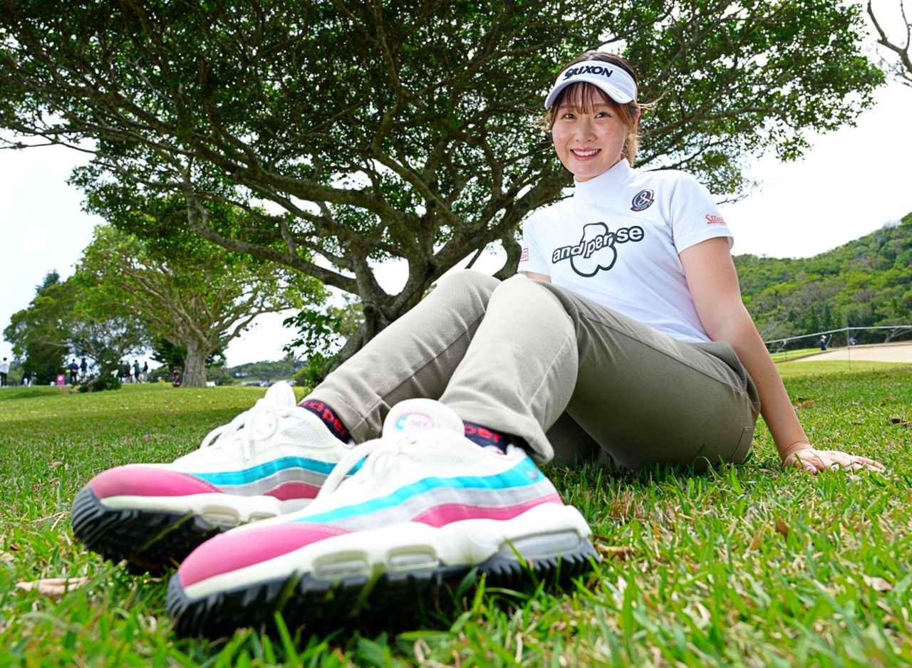 画像: 歩きやすいしスウィングしやすいとゴルフシューズの機能性にも満足気（撮影/岡沢裕行）