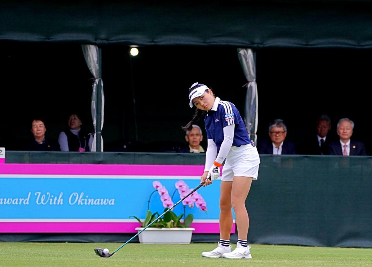 画像 : 1番目の画像 - 女子ツアー開幕の第1打を放つ吉﨑マーナのドライバーショット【連続写真】 - みんなのゴルフダイジェスト