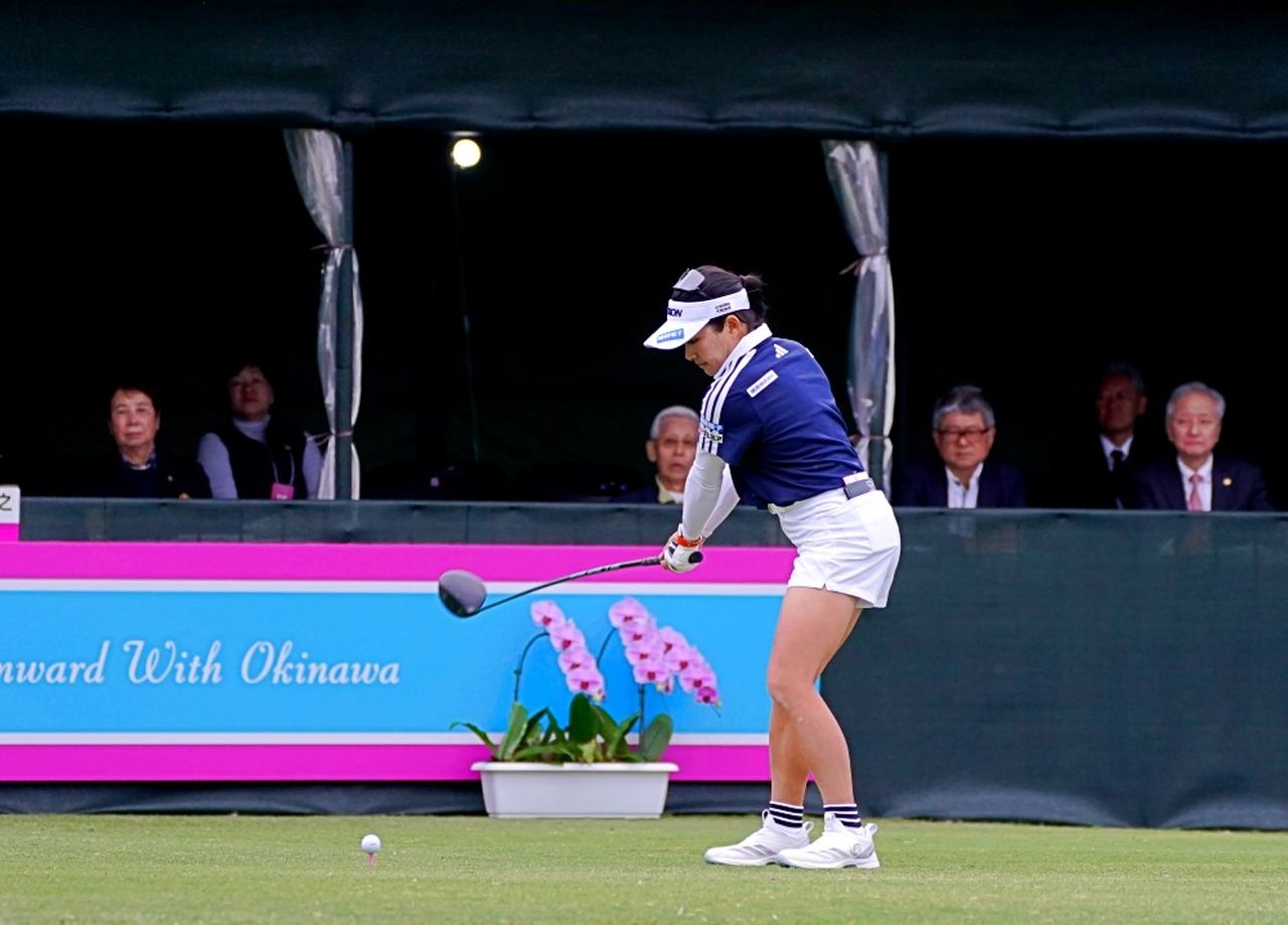 画像 : 3番目の画像 - 女子ツアー開幕の第1打を放つ吉﨑マーナのドライバーショット【連続写真】 - みんなのゴルフダイジェスト