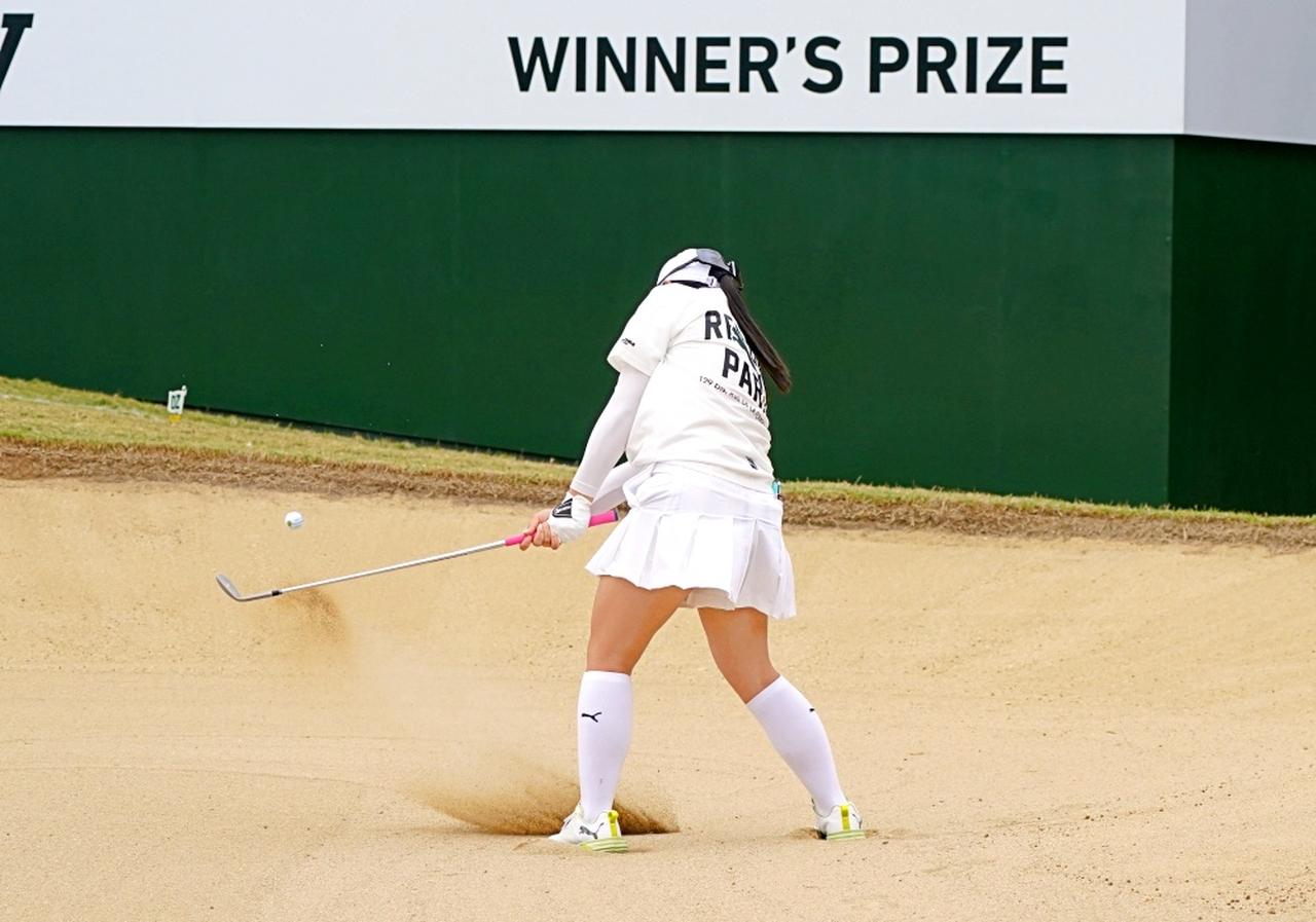 画像 : 11番目の画像 - 藤本愛菜のバンカーからのチップインイーグル連続写真 - みんなのゴルフダイジェスト