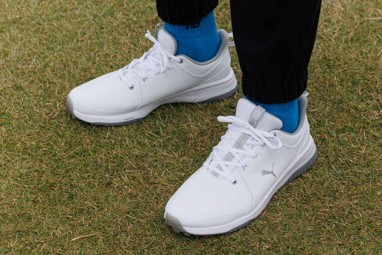 画像: 全体のトーンバランスを整える白×グレーのシューレースタイプ