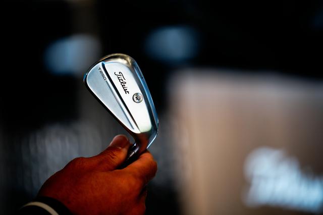 画像: T250アイアン。7番のロフト30.5度。飛距離特性に優れる中空構造ながら打感の良さにも定評がある（写真は調整可能なフィッティング用ヘッド）