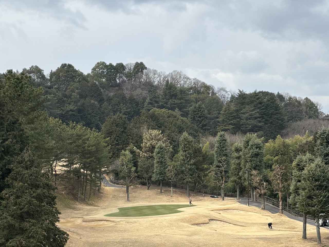 画像: 今治カントリー倶楽部 No.12（136Y・P3）。バンカーに入り、ボギー