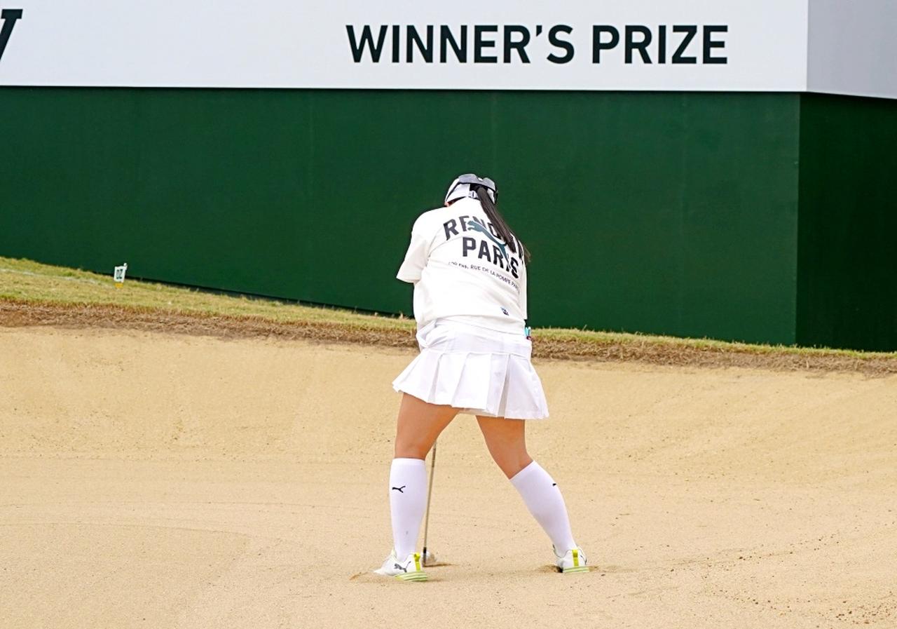 画像 : 9番目の画像 - 藤本愛菜のバンカーからのチップインイーグル連続写真 - みんなのゴルフダイジェスト