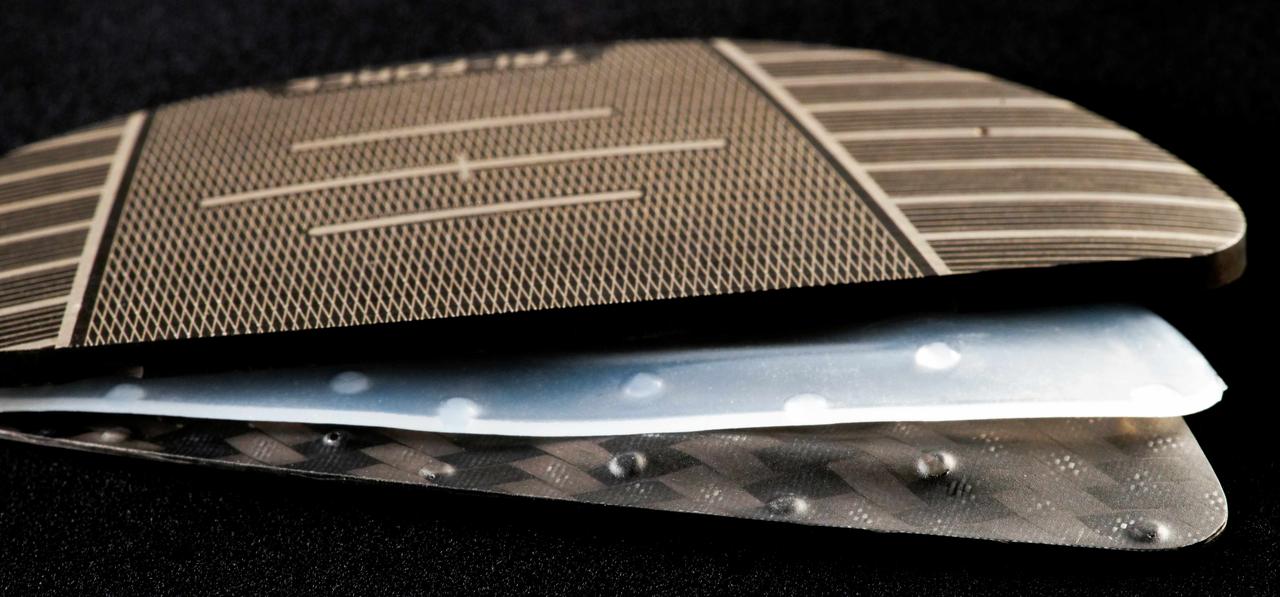 画像: フェースの分解パーツ。上からチタン、ポリメッシュ、カーボン(撮影/三木崇徳)