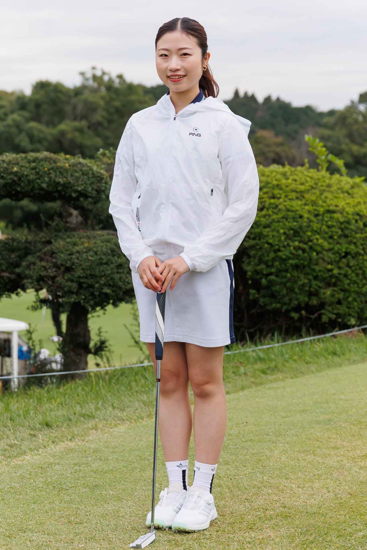 画像: 全体的にホワイトを基調にしながらもライトグレーのスカートでさりげなく立体感を持たせています。スカートとソックスのサイドラインを巧みにリンクさせているのも◎