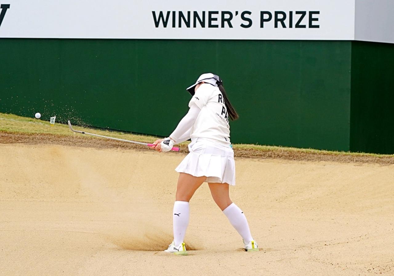 画像 : 12番目の画像 - 藤本愛菜のバンカーからのチップインイーグル連続写真 - みんなのゴルフダイジェスト