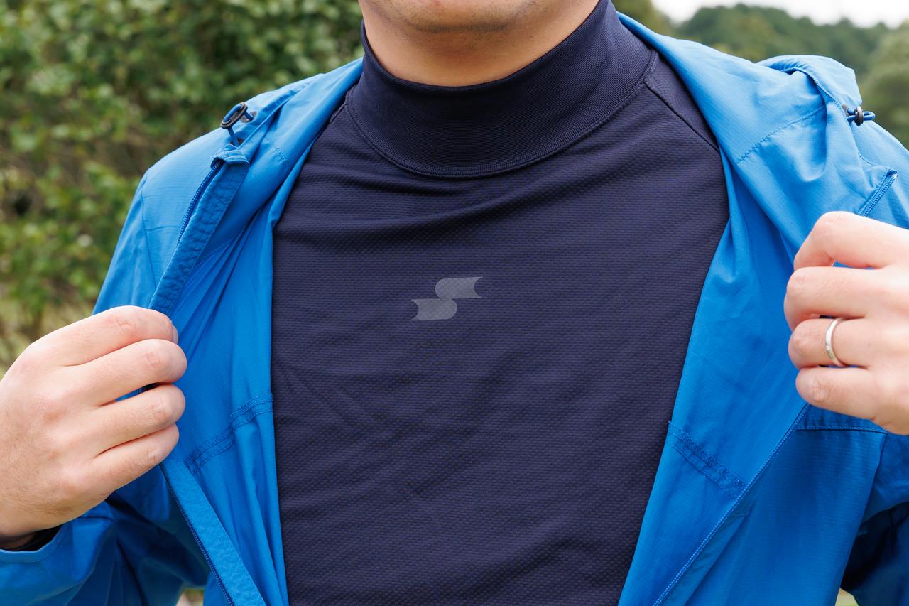 画像: インナーには野球ブランド〈SSK〉のモックネックシャツを着用