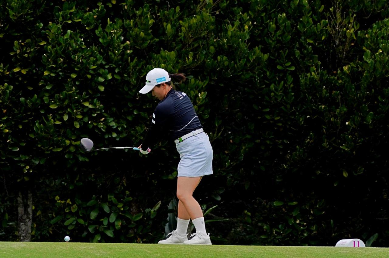 画像 : 3番目の画像 - 【連続写真12枚】永井花奈のドライバー斜め前方 - みんなのゴルフダイジェスト