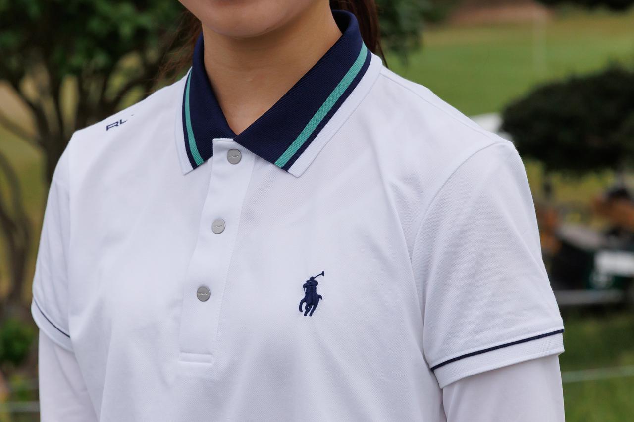 画像: インナーに着用した〈RLX〉の白ポロは襟のグリーンラインが特徴