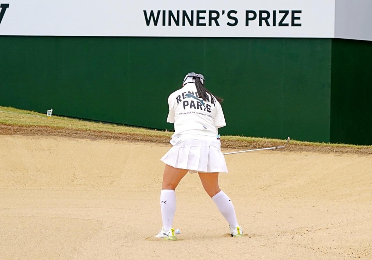 画像 : 8番目の画像 - 藤本愛菜のバンカーからのチップインイーグル連続写真 - みんなのゴルフダイジェスト