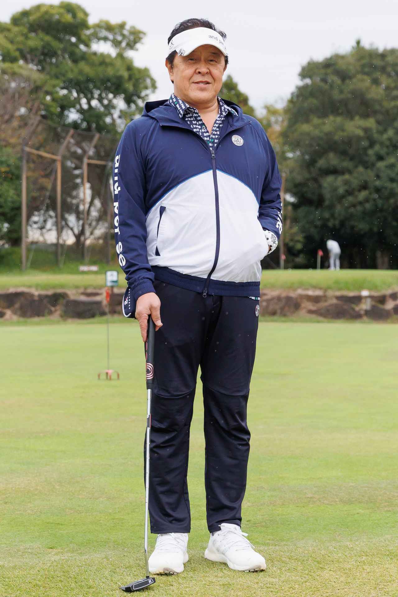 画像: モダンなデザインが冴えるフーディジャケットが個性を発揮。アイテムもネイビーと白の２色でまとめることで統一感のある、こなれたスポーティルックを構築しています