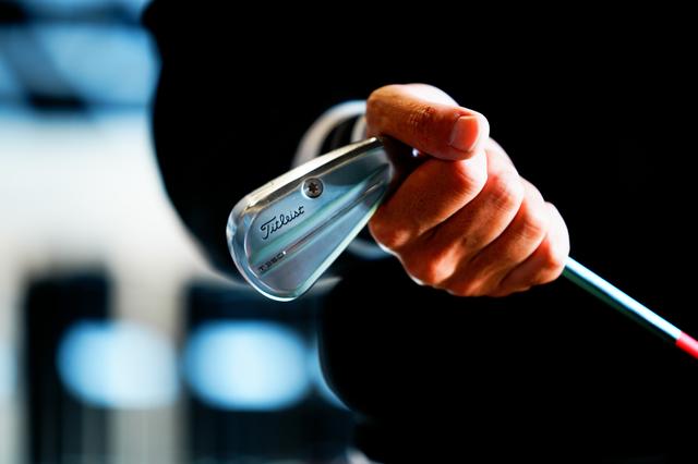 画像: T350アイアン。7番のロフト29度。こちらも中空構造。ヘッドサイズは大きめだが形状はシャープ。飛距離と寛容性はシリーズ随一（写真は調整可能なフィッティング用ヘッド）