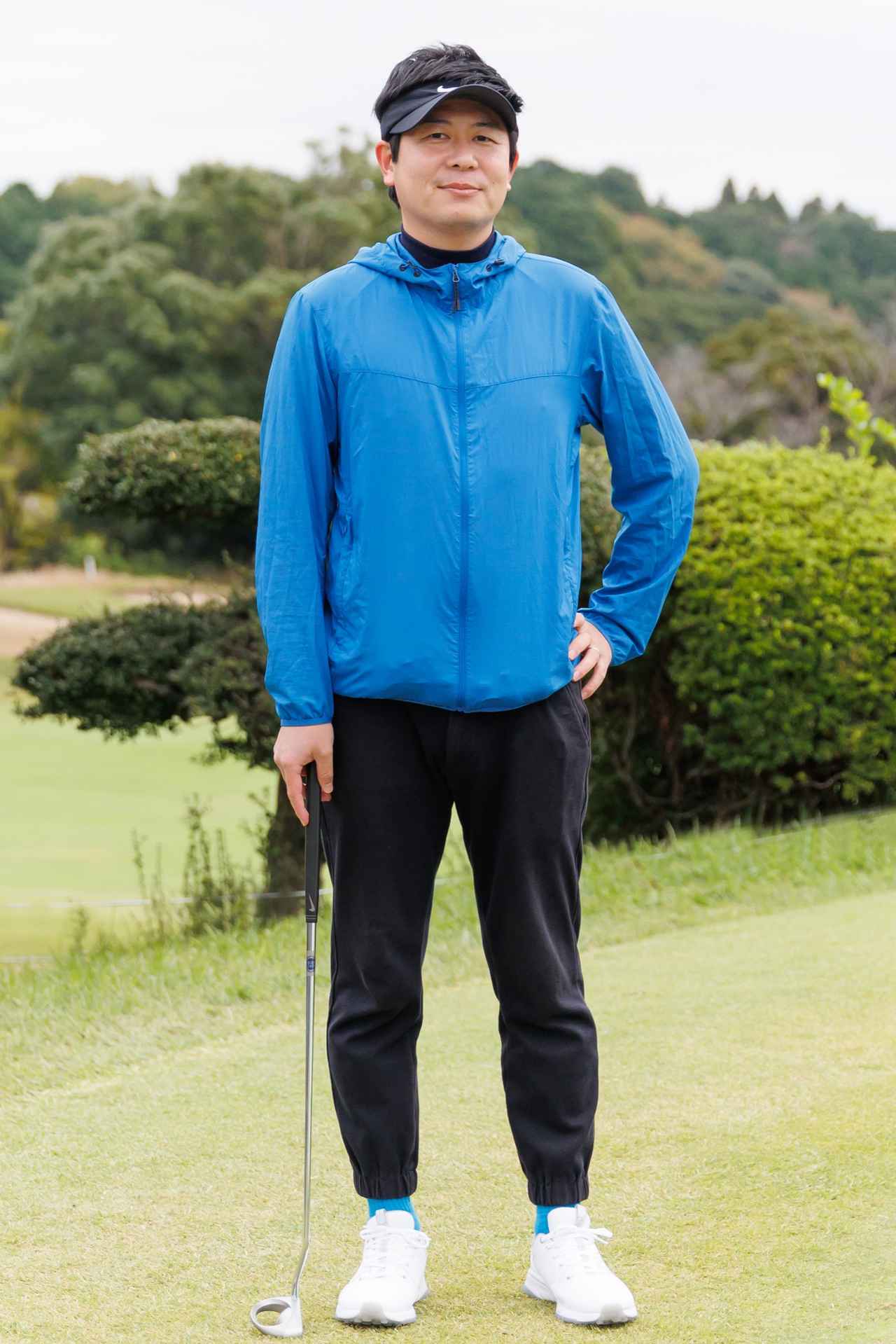 画像: 華やかなブルーのフーディジャケットにソックスも同色で合わせたコンセプチュアルなアレンジ。足元をすっきりと見せるジョガーパンツもシャープな印象を与えてくれます