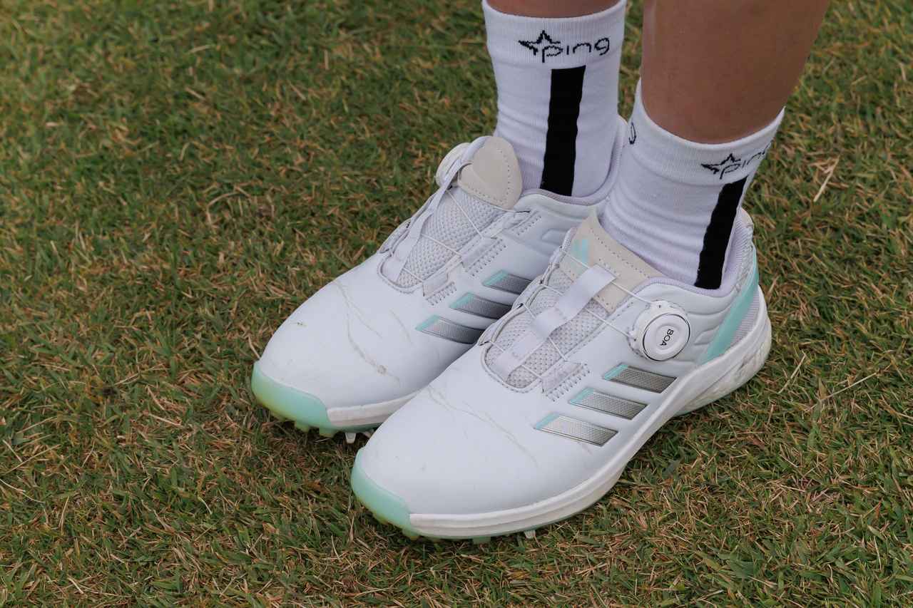 画像: ポロシャツともマッチするグリーンを活かしたスパイクタイプ