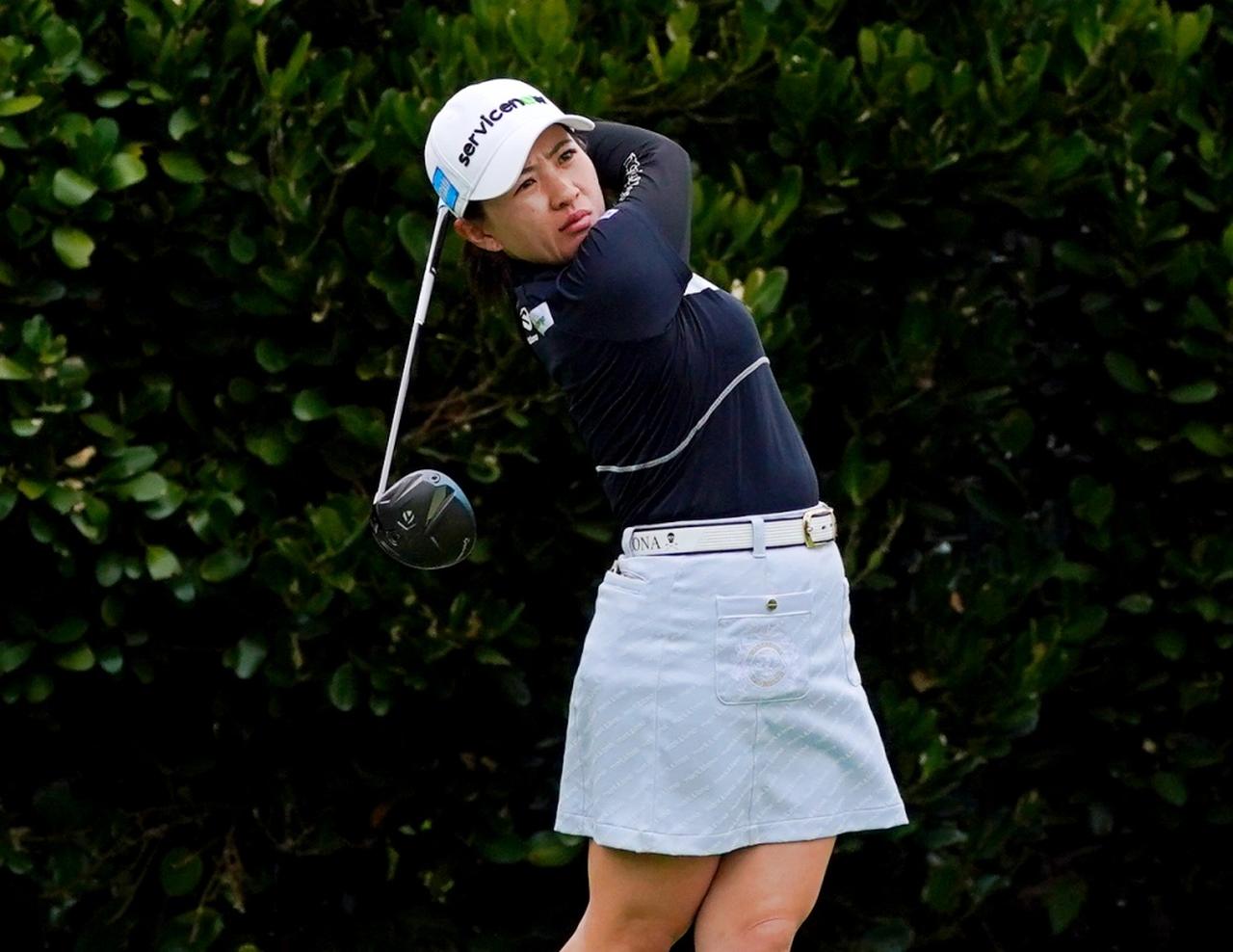 画像: テーラーメイドの「Qi4D」で初日首位スタートの永井花奈