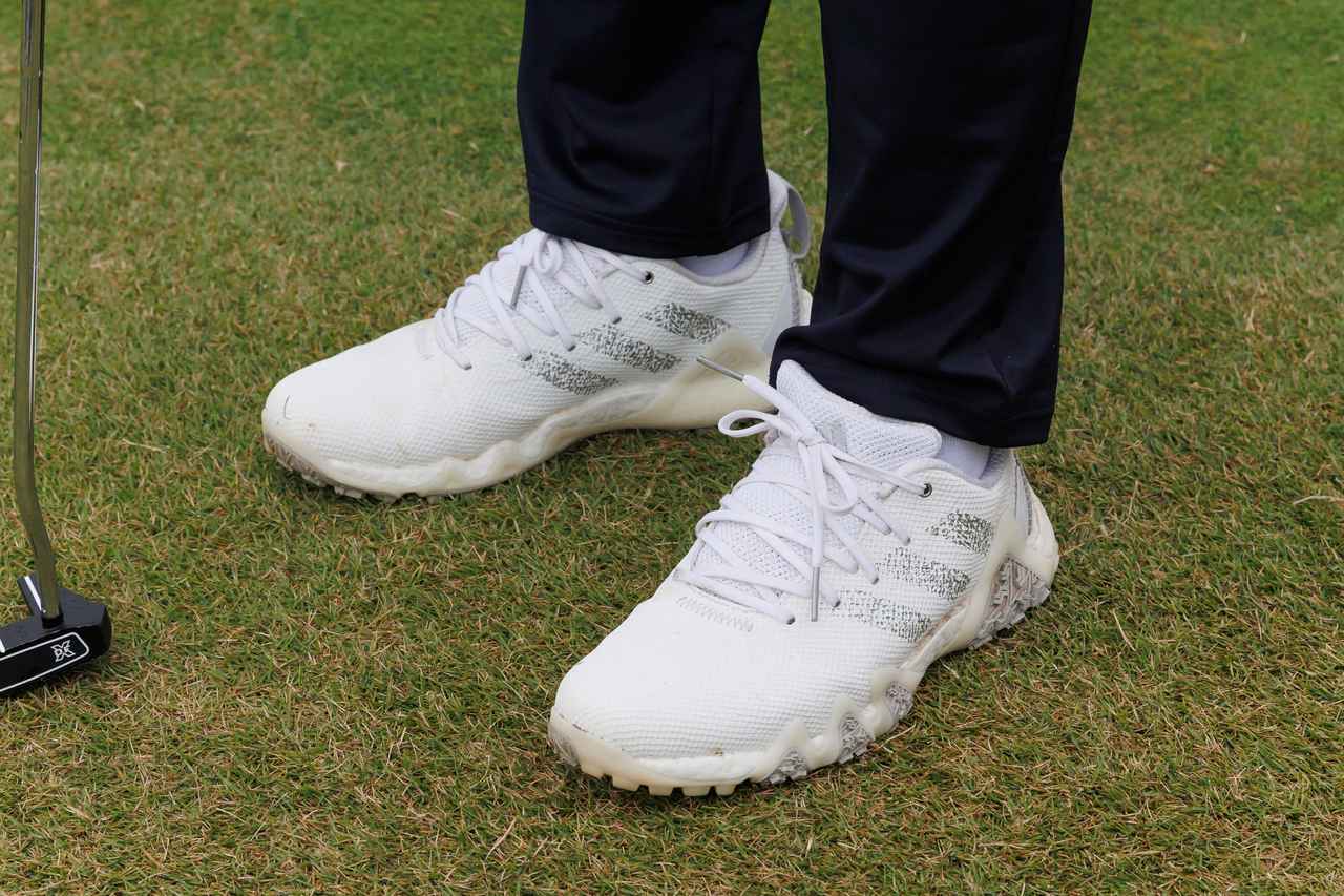 画像: スタイルに抜け感を与えてくれる白のシューレースタイプ