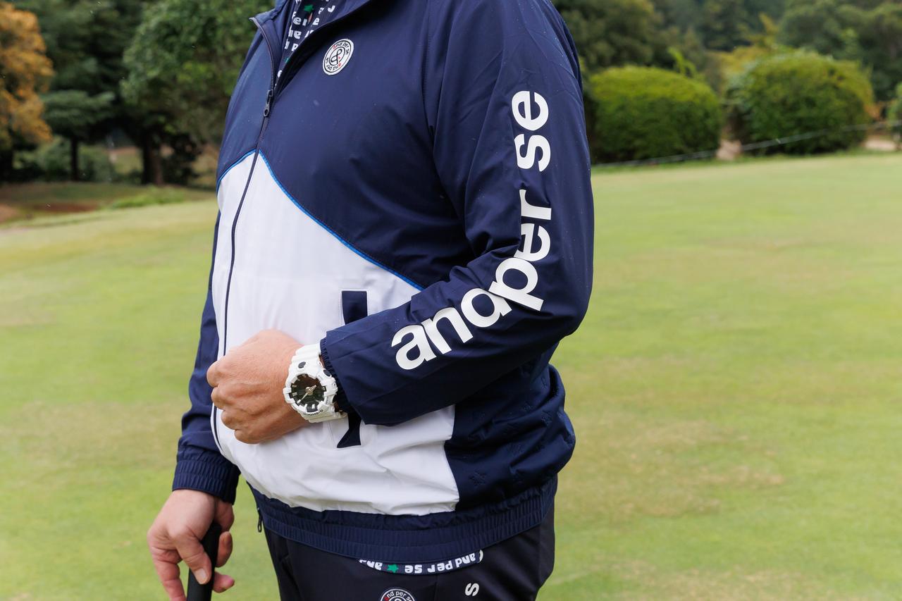 画像: 袖部分は大胆なグラフィックロゴが目を引くデザイン