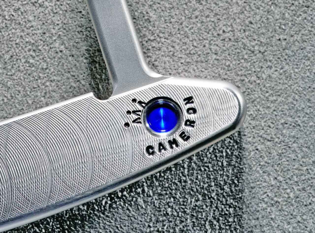 画像: フェースには、3ポイントクラウンを模したブルーのビッグツアードットが入れられている