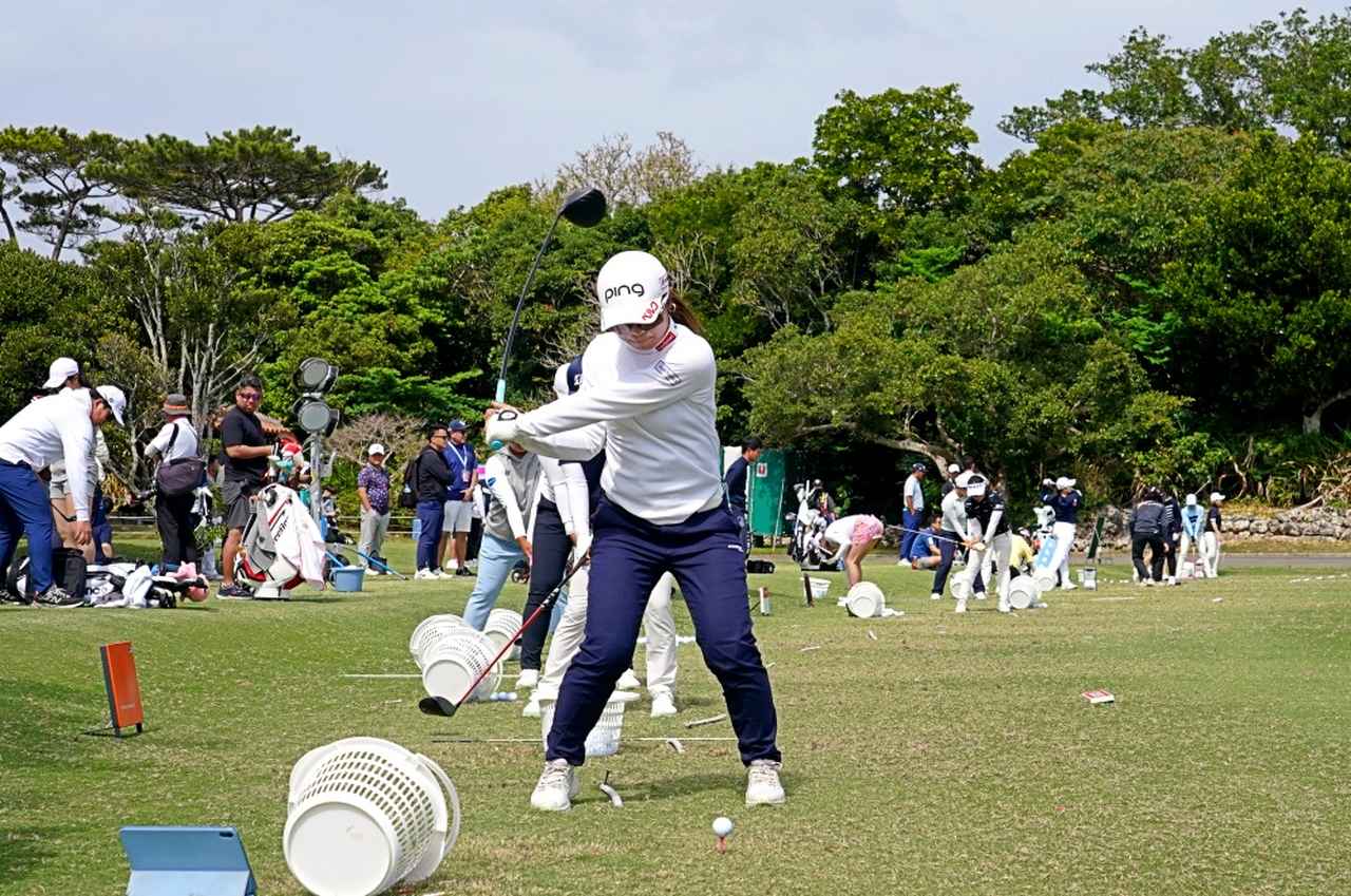 画像 : 5番目の画像 - 佐久間朱莉のドライバーショット連続写真（ショット練習） - みんなのゴルフダイジェスト