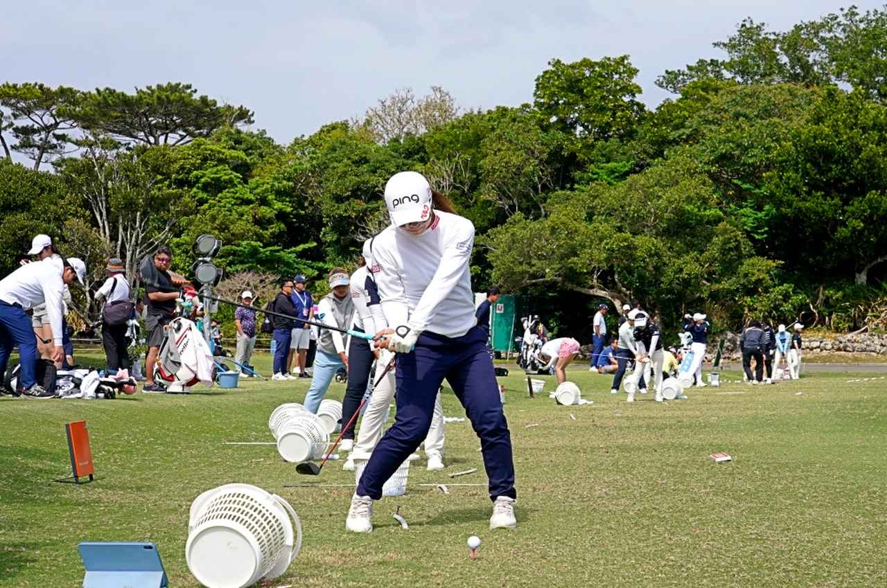 画像 : 6番目の画像 - 佐久間朱莉のドライバーショット連続写真（ショット練習） - みんなのゴルフダイジェスト