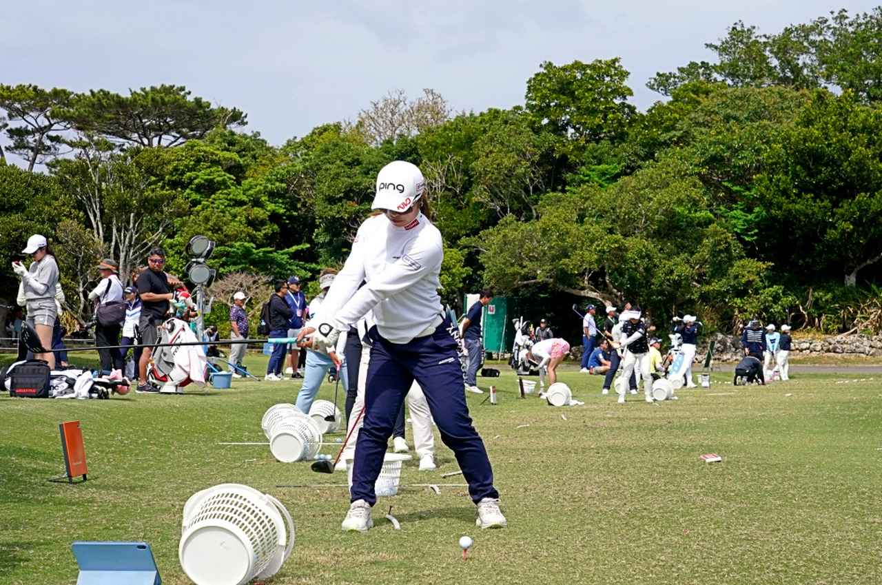 画像 : 2番目の画像 - 佐久間朱莉のドライバーショット連続写真（ショット練習） - みんなのゴルフダイジェスト