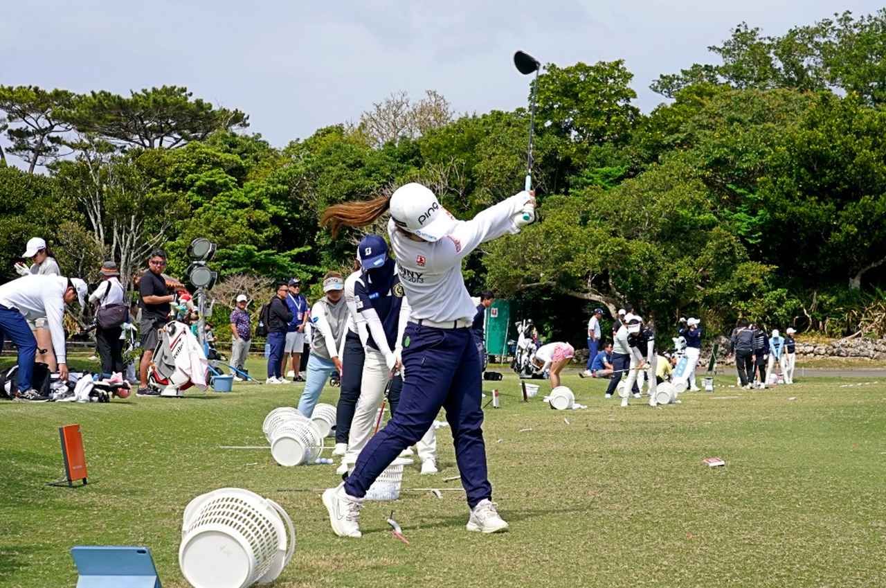 画像 : 10番目の画像 - 佐久間朱莉のドライバーショット連続写真（ショット練習） - みんなのゴルフダイジェスト