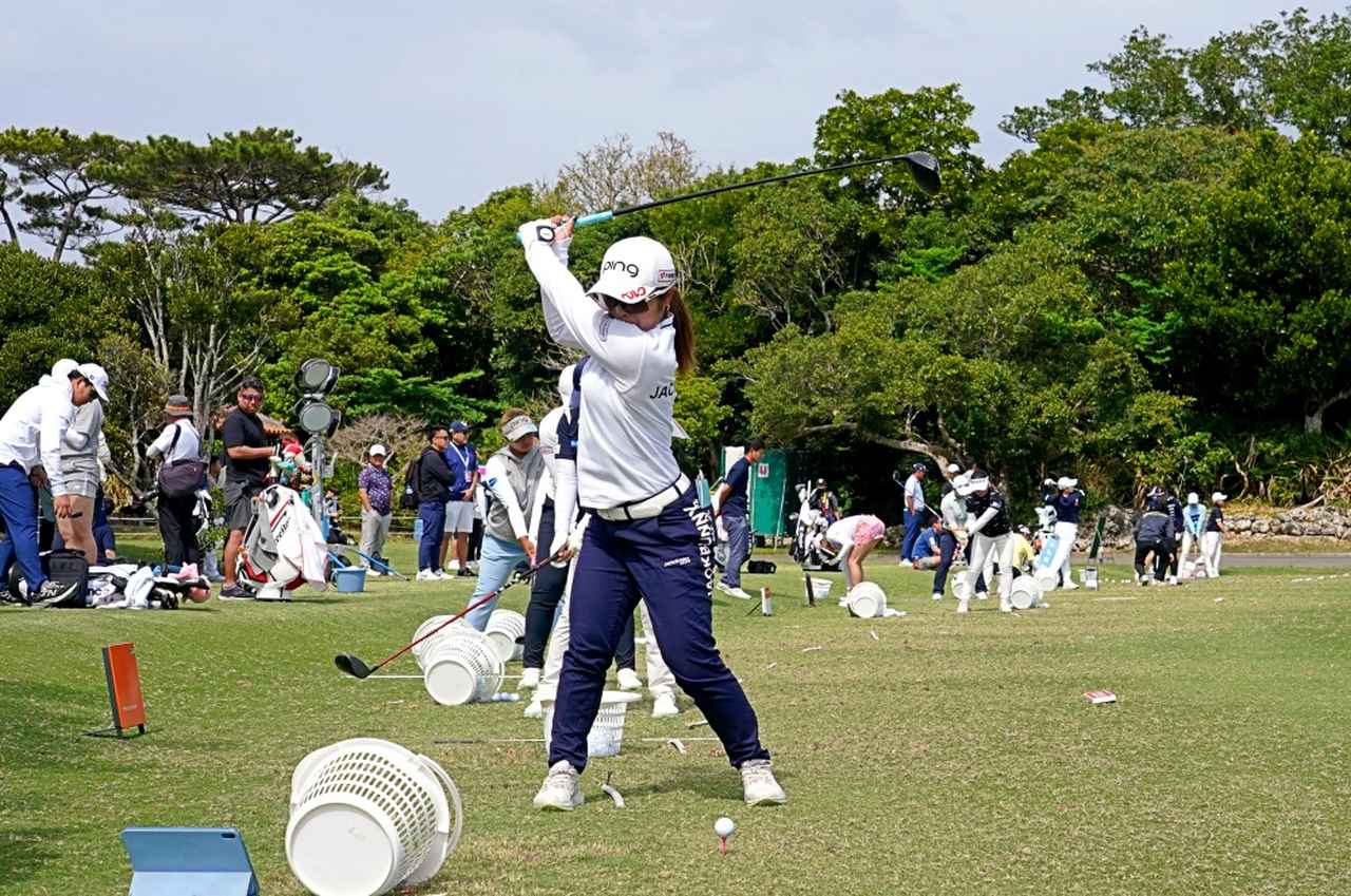 画像 : 4番目の画像 - 佐久間朱莉のドライバーショット連続写真（ショット練習） - みんなのゴルフダイジェスト