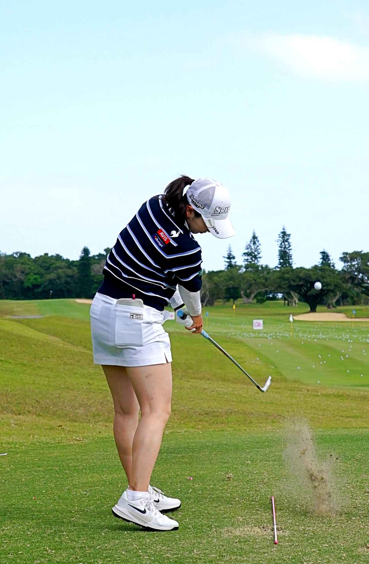 画像 : 9番目の画像 - 7番アイアンでショット練習する小祝さくら【連続写真】 - みんなのゴルフダイジェスト