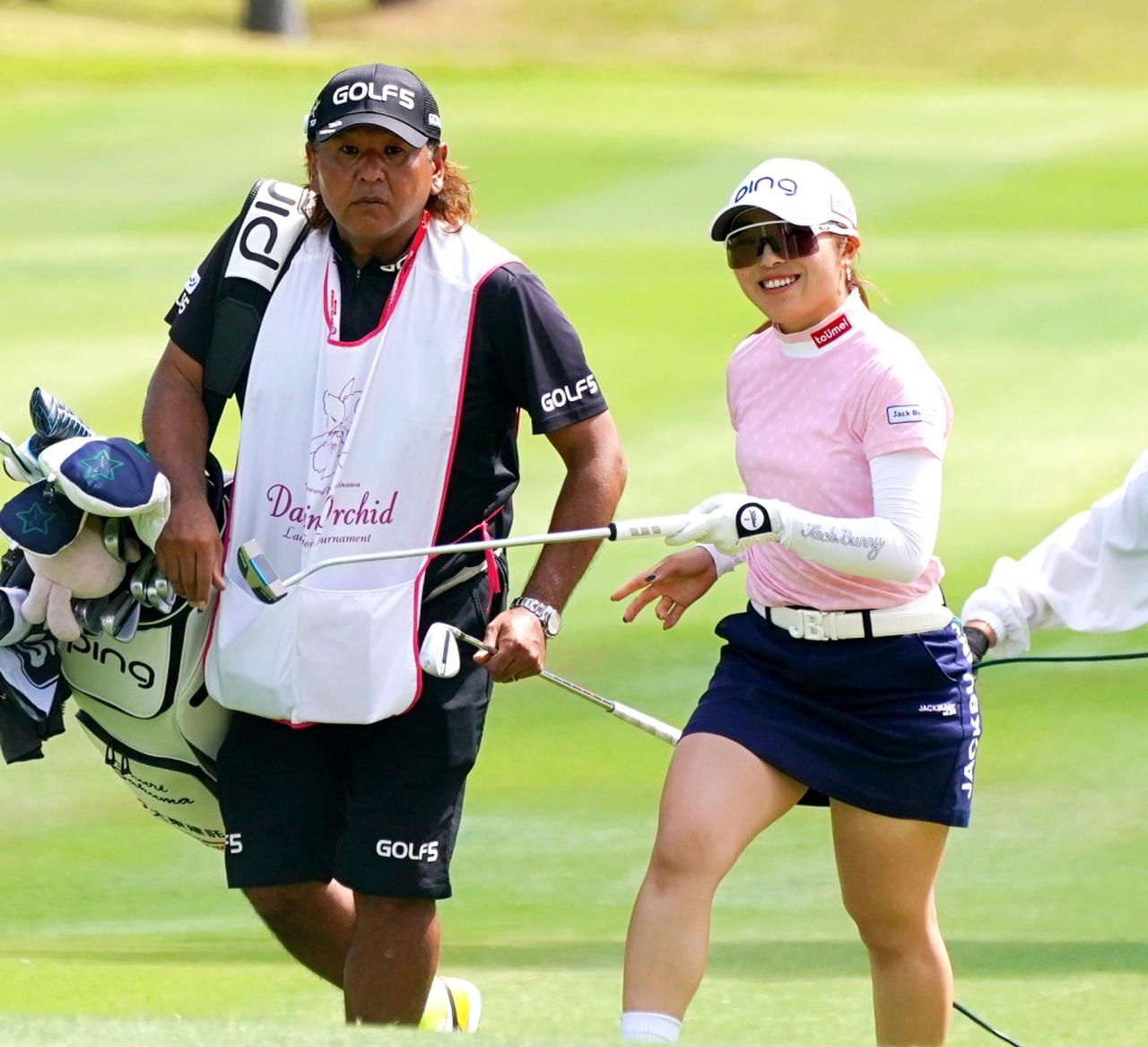 画像: 18番パー5、左のガードバンカーから1メートルに寄せて笑顔の佐久間朱莉