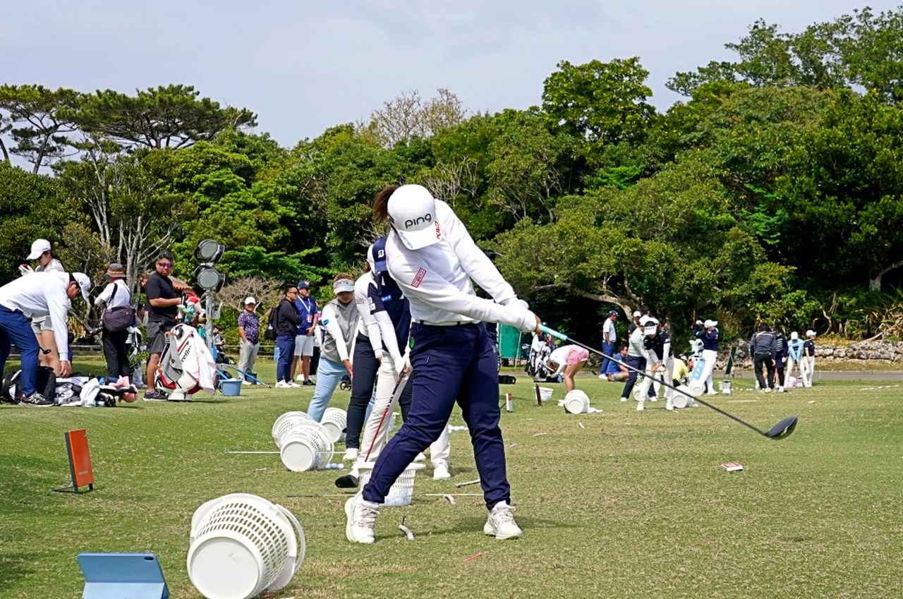 画像 : 8番目の画像 - 佐久間朱莉のドライバーショット連続写真（ショット練習） - みんなのゴルフダイジェスト