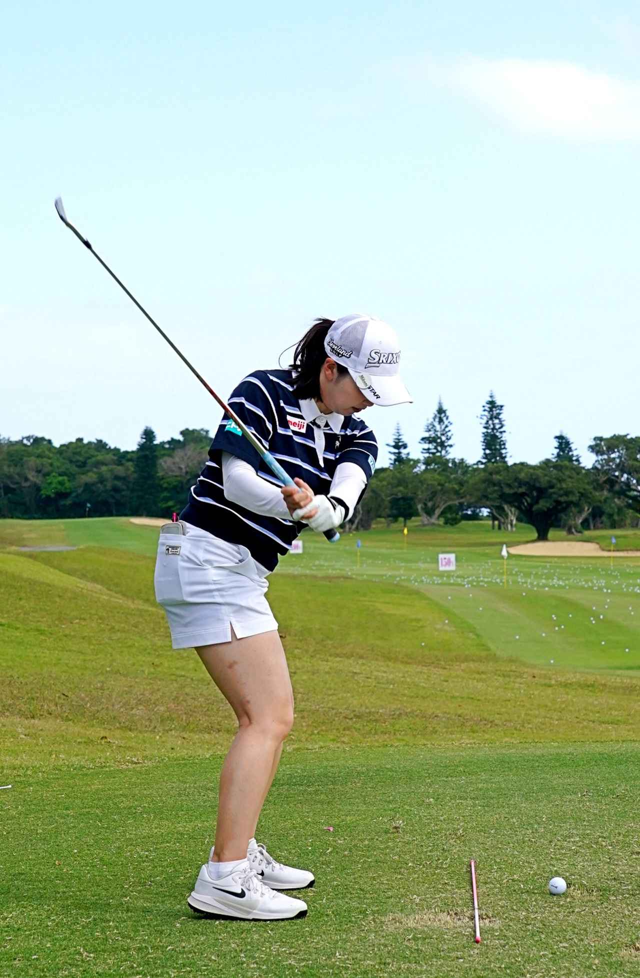 画像 : 6番目の画像 - 7番アイアンでショット練習する小祝さくら【連続写真】 - みんなのゴルフダイジェスト