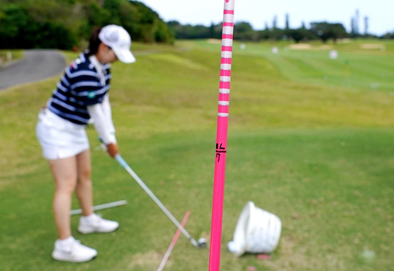 画像: ボールと体の距離を測ったシャフトに「Lは左足、7は7番アイアン」の印をつけた
