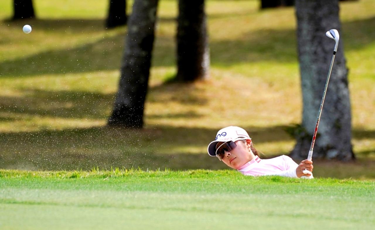 画像: 18番1メートルに寄せてバーディを奪ったバンカーショット