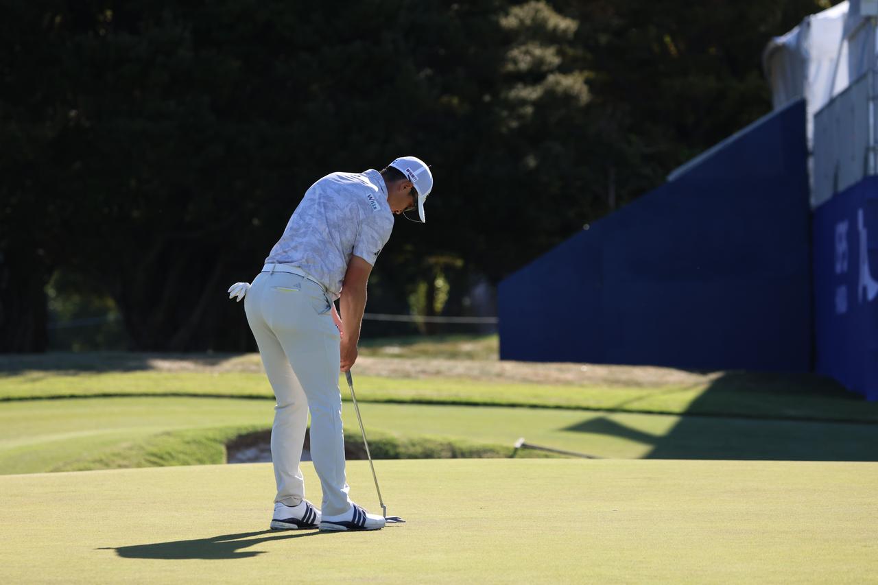 画像: パッティングでしのぎ、3打差の4位タイといういい位置で最終日を迎える岩﨑亜久竜（写真／大会提供）