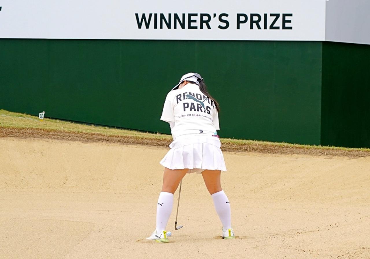 画像 : 1番目の画像 - イーグルを奪った藤本のバンカーショット連続写真 - みんなのゴルフダイジェスト