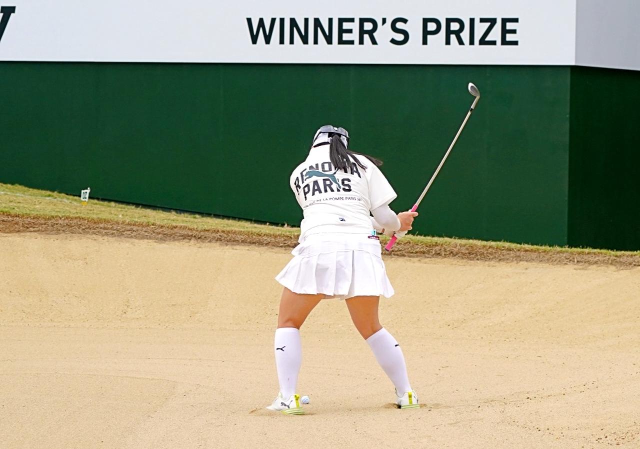 画像 : 7番目の画像 - イーグルを奪った藤本のバンカーショット連続写真 - みんなのゴルフダイジェスト