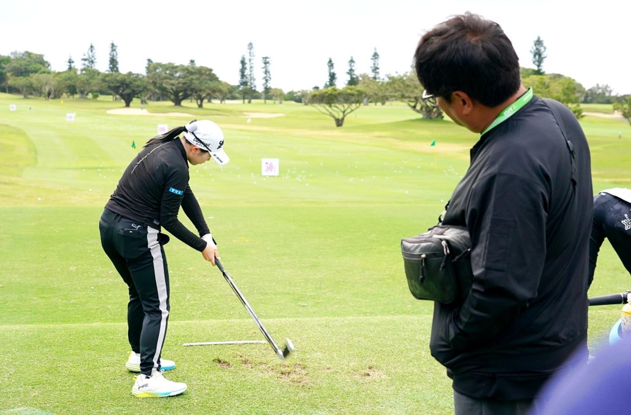 画像: 藤本のスウィングをチェックする辻村コーチ