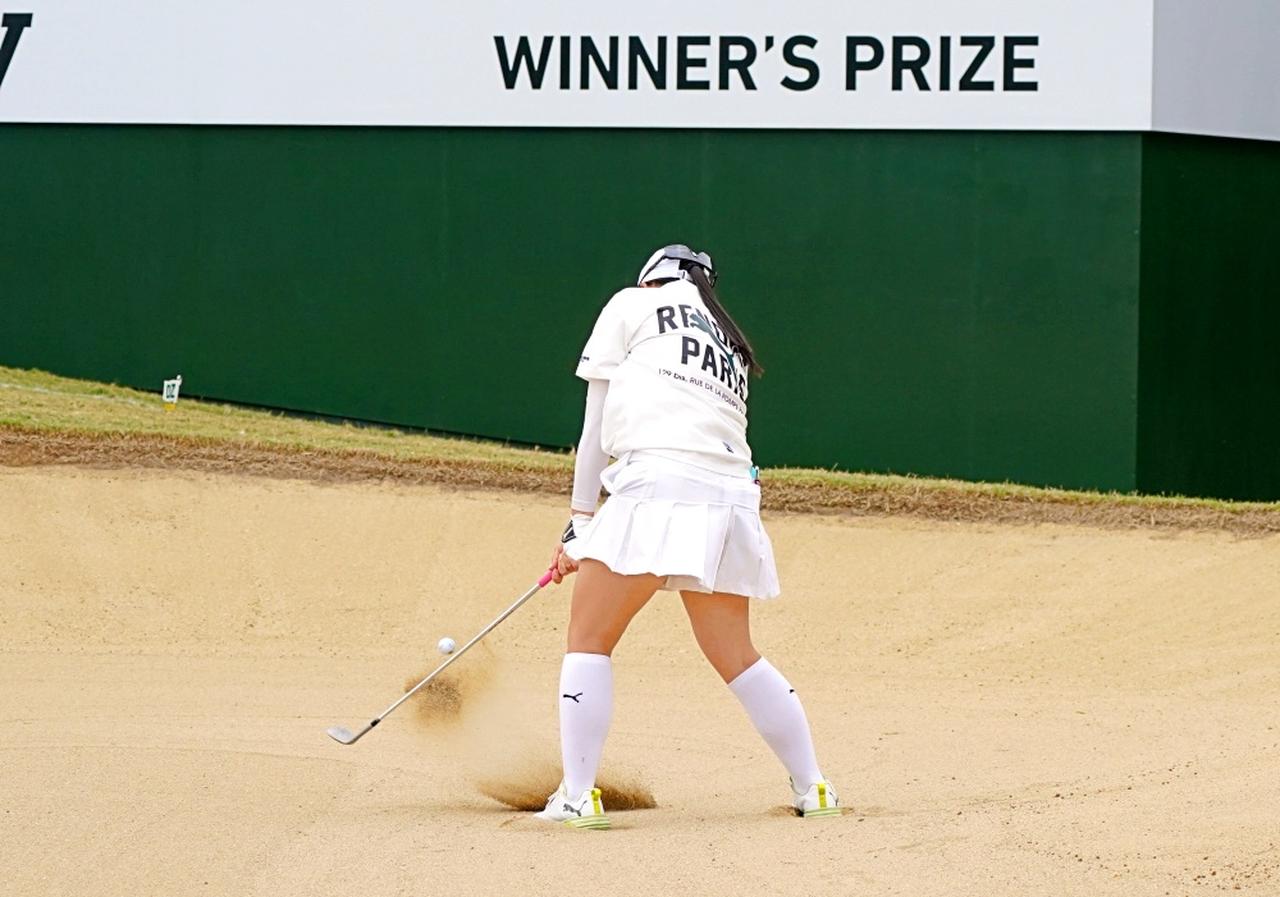 画像 : 10番目の画像 - イーグルを奪った藤本のバンカーショット連続写真 - みんなのゴルフダイジェスト