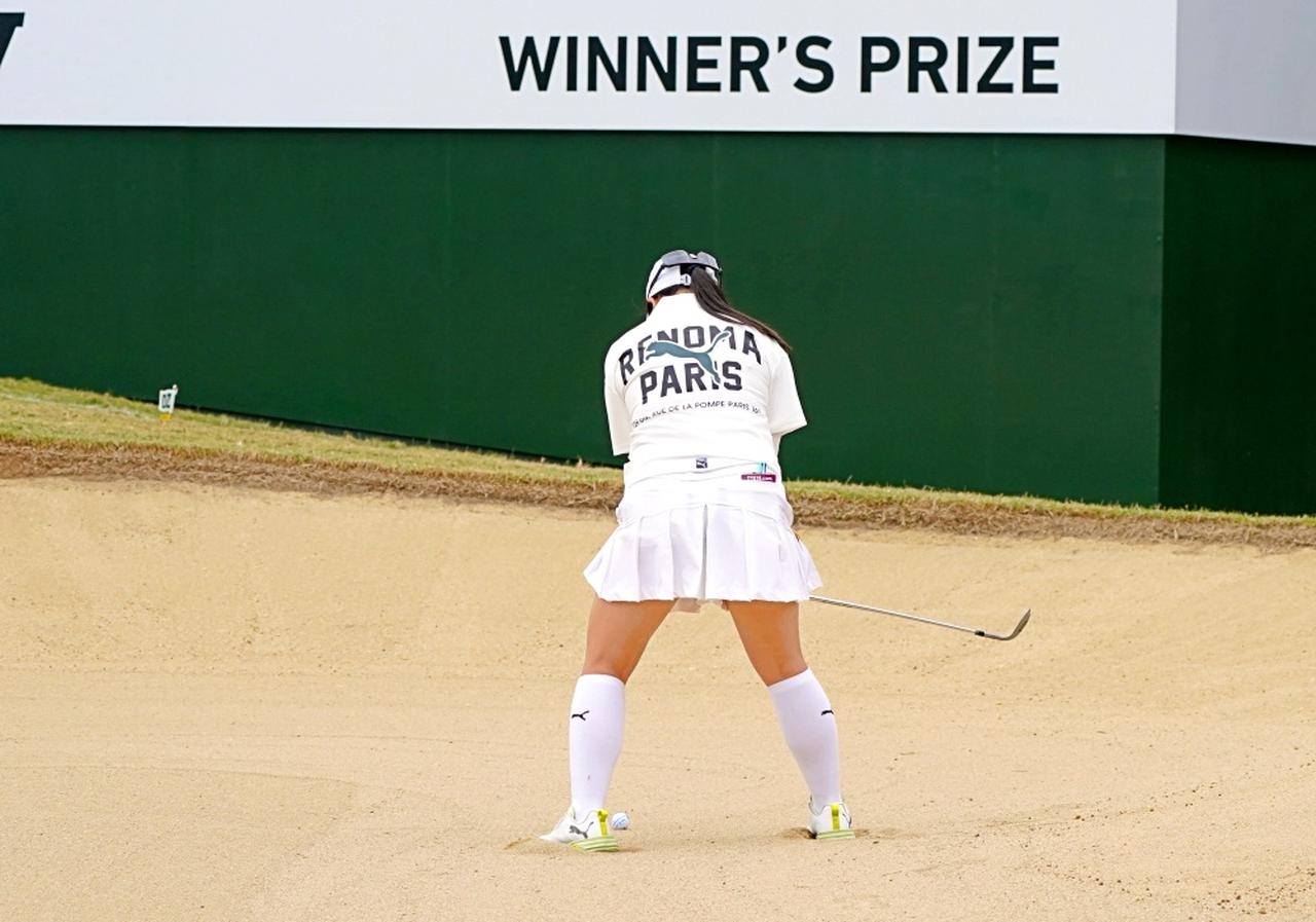 画像 : 2番目の画像 - イーグルを奪った藤本のバンカーショット連続写真 - みんなのゴルフダイジェスト