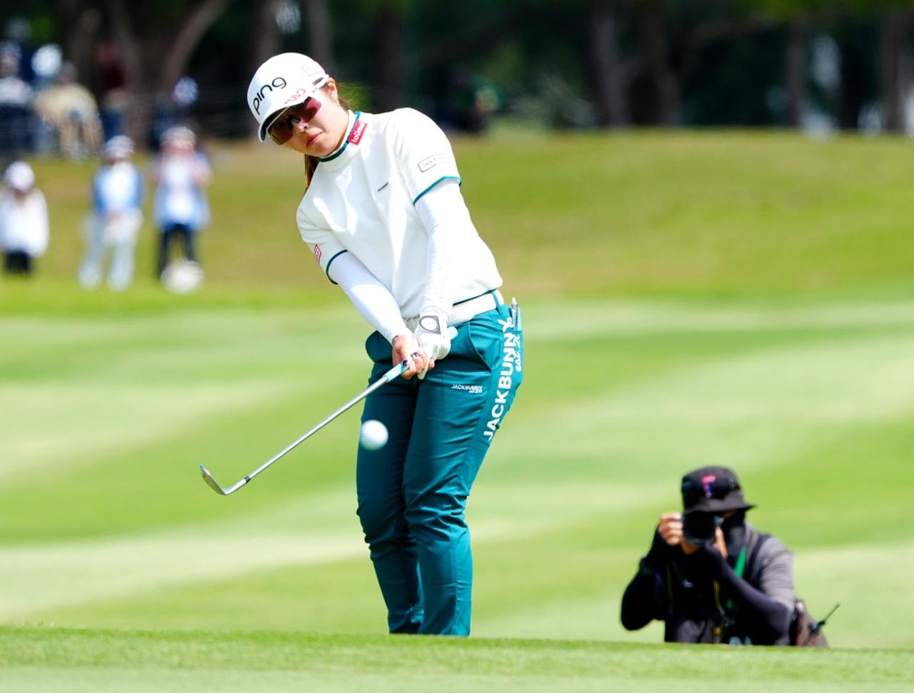 画像: 18番パー5の3打目アプローチする佐久間（撮影/岡沢裕行）