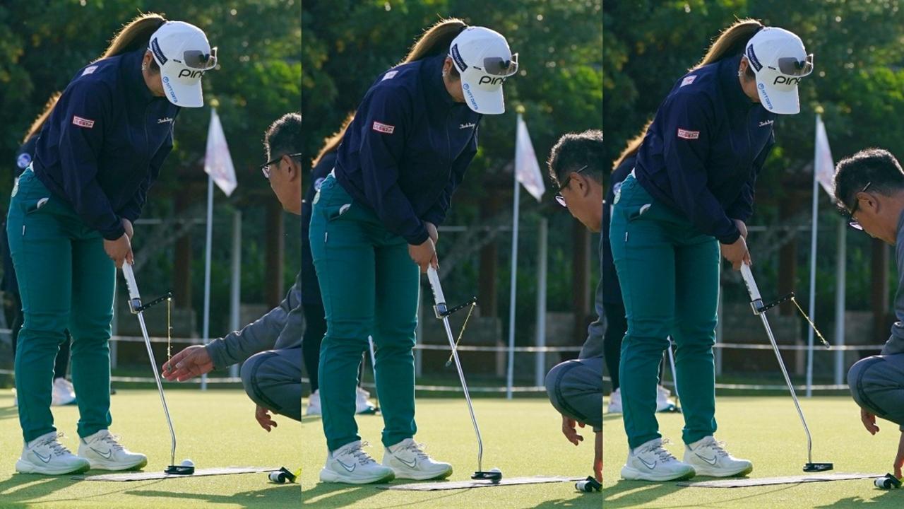画像: パターにひもを垂らして、パッティングのリズムをチェックする佐久間