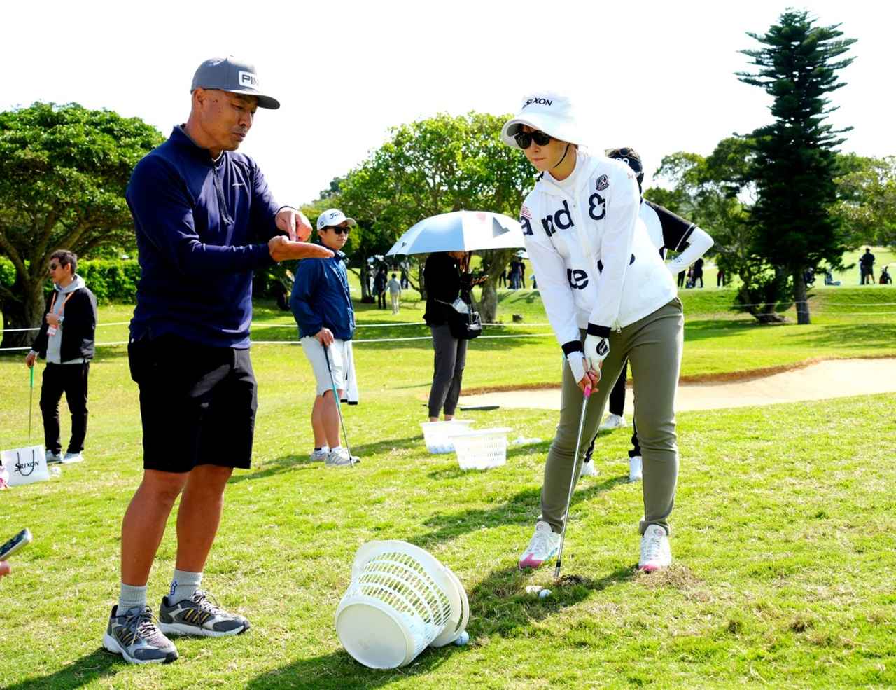 画像: 谷口拓也プロからアプローチの即席レッスンを受ける都（撮影/岡沢裕行）