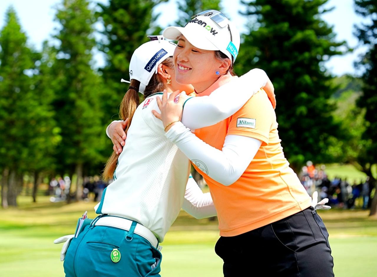 画像: 初日トップに立った永井花奈（右）が最終日に逃げる佐久間朱莉（左）を追い上げた（撮影/岡沢裕行）