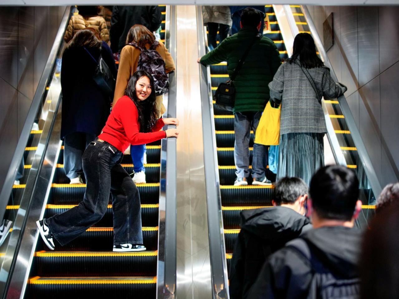 画像: 段差を見たら即・屈伸!? 395ヤード女子大生が教える「飛ばすための地味習慣」【長谷川円香のいきなり飛び出す飛距離塾 #25】 - みんなのゴルフダイジェスト