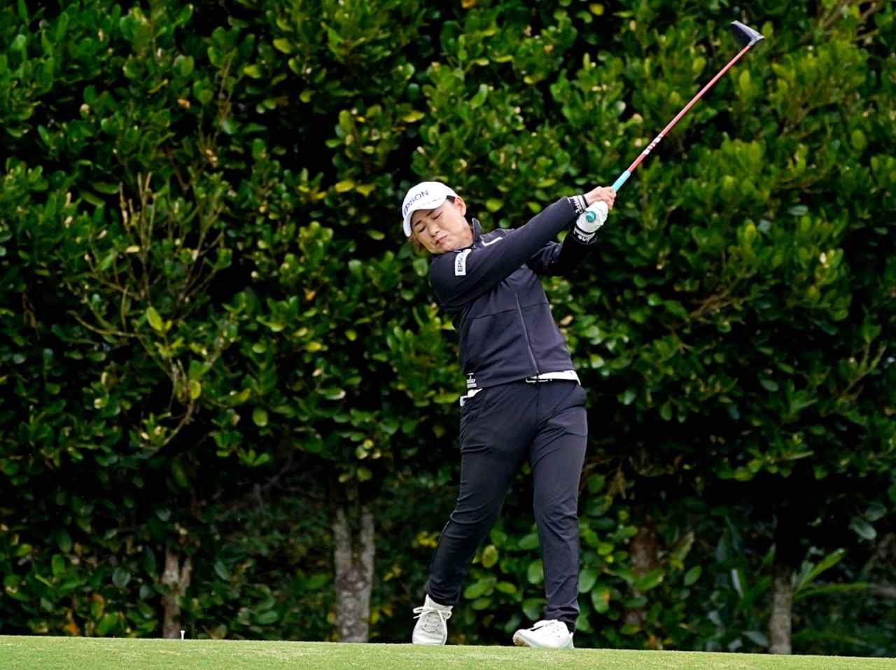 画像 : 10番目の画像 - 横峯さくらのコンパクトトップのドライバーショット連続写真 - みんなのゴルフダイジェスト