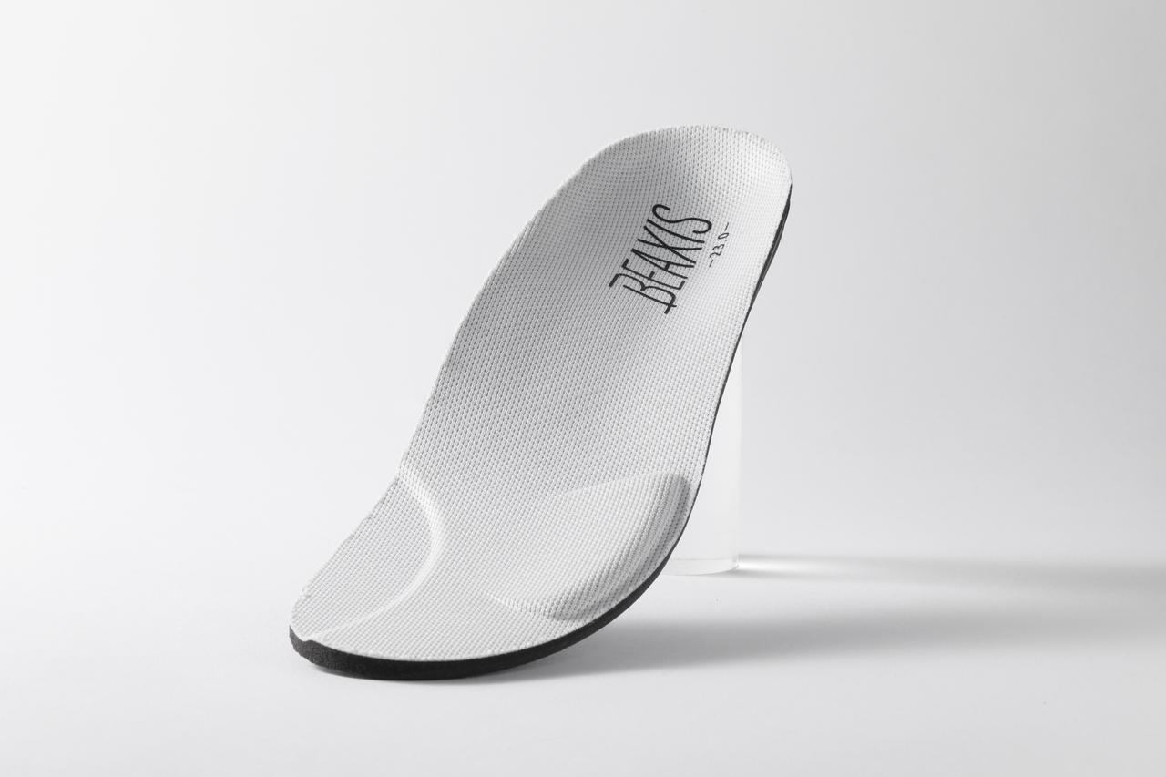 画像: 写真向かって右の出っぱりが「立方骨パッド」、左のくぼみが「母指球カップ」